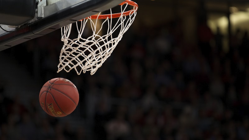NBA季后赛湖人队对阵勇士队比赛直播画面